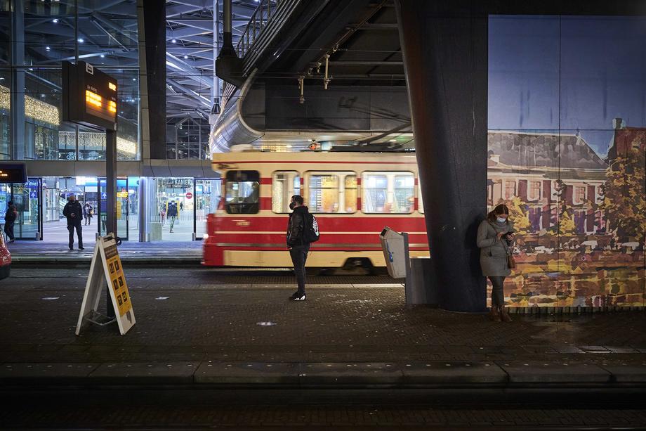 Holandska vlada traži uvođenje policijskog časa i zabranu letova